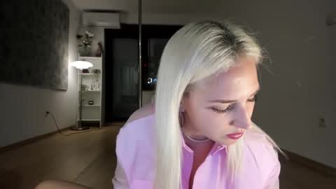 Snapshot of pole_dance_queen chatting on November 2025 11:21:01 AM Kira online show from November 2025 11:21:01 AM