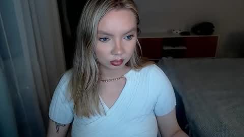 Snapshot of polinajones chatting on June 2026 06:14:01 PM PolinaJones online show from June 2026 06:14:01 PM