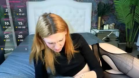 Snapshot of polinamanson chatting on September 2025 09:49:02 PM Polina Manson online show from September 2025 09:49:02 PM