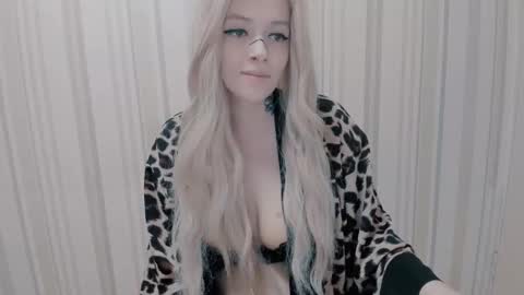 Polly online show from October 2025 07:34:01 PM