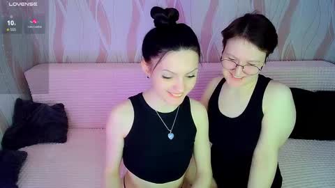 Snapshot of pornostendup chatting on February 2025 10:48:02 PM Ana and Tati online show from February 2025 10:48:02 PM