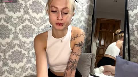 Snapshot of porshes chatting on September 2025 04:45:02 AM HERES SILVIA AND OlIVIA WELCOME EVERYONE LOVENSE DOMI REACT TO YOUR TIPS LETS MAKE A GREAT SHOW TOGETHER online show from September 2025 04:45:02 AM