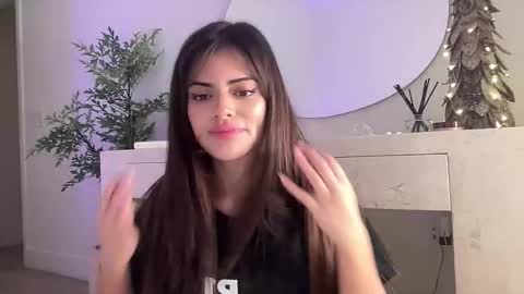 Snapshot of poutyselena chatting on December 2025 01:43:01 AM Selena online show from December 2025 01:43:01 AM