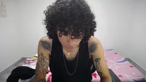 Snapshot of present_the_magic chatting on October 2025 04:51:02 AM Plux online show from October 2025 04:51:02 AM