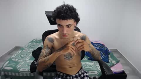 Snapshot of present_the_magic chatting on October 2025 06:54:02 PM Plux online show from October 2025 06:54:02 PM