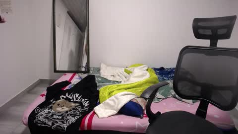 Snapshot of present_the_magic chatting on November 2025 03:42:02 AM Plux online show from November 2025 03:42:02 AM