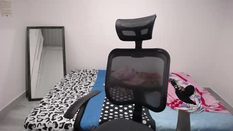 Snapshot of present_the_magic chatting on November 2025 06:36:01 AM Plux online show from November 2025 06:36:01 AM