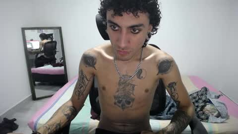 Snapshot of present_the_magic chatting on April 2026 04:34:01 AM Plux online show from April 2026 04:34:01 AM