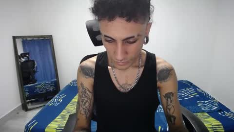 Snapshot of present_the_magic chatting on June 2026 05:58:01 AM Plux online show from June 2026 05:58:01 AM