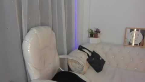 pretty online show from December 2025 11:37:01 AM