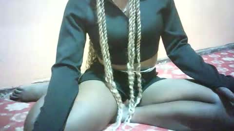 pretty_milan online show from January 2026 12:40:01 PM