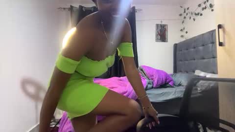 Snapshot of pretty_peaches chatting on February 2026 01:45:01 AM Pretty peaches online show from February 2026 01:45:01 AM