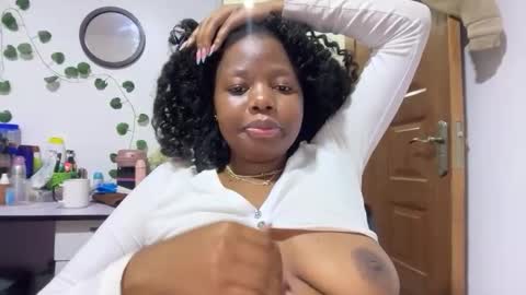 Snapshot of pretty_peaches chatting on March 2026 02:04:02 AM Pretty peaches online show from March 2026 02:04:02 AM