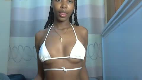 pretty_petite24 online show from December 2024 06:31:01 PM