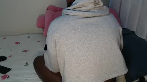 Snapshot of pretty_pussy2 chatting on December 2025 01:32:02 AM Essy online show from December 2025 01:32:02 AM