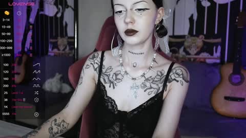 Snapshot of prettybones chatting on December 2024 12:23:02 PM Violet online show from December 2024 12:23:02 PM