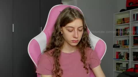 Snapshot of prettysomething chatting on September 2025 06:07:02 AM Sophie next stream will be at Monday i will wait you guys online show from September 2025 06:07:02 AM