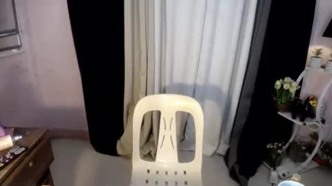 Snapshot of princess_luxe chatting on February 2026 03:01:02 AM Cutie Princess online show from February 2026 03:01:02 AM