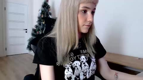 Snapshot of princessshy___ chatting on February 2025 11:33:01 AM 18 y.o online show from February 2025 11:33:01 AM