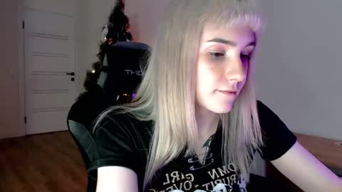 Snapshot of princessshy___ chatting on February 2025 05:42:01 PM 18 y.o online show from February 2025 05:42:01 PM