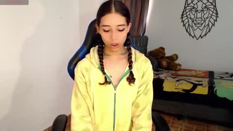 Snapshot of pupi_wolf chatting on November 2025 12:52:01 PM Cris online show from November 2025 12:52:01 PM