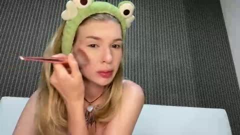 Lina online show from October 2025 11:31:01 PM