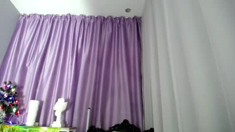 Snapshot of queen_a_n_i chatting on December 2024 11:32:01 AM A N I Ill be here on December 1st online show from December 2024 11:32:01 AM