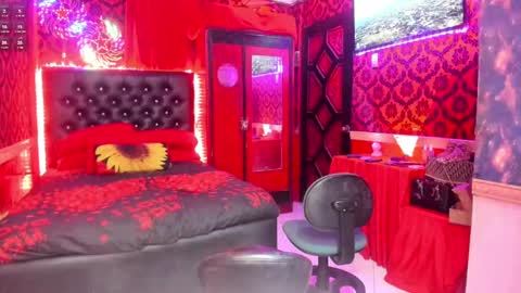 Snapshot of queen_lily chatting on December 2024 10:54:02 PM Lily online show from December 2024 10:54:02 PM