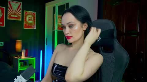 Snapshot of queenaliss chatting on December 2025 07:03:01 AM Your world and the universe Aliss online show from December 2025 07:03:01 AM