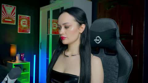 Snapshot of queenaliss chatting on December 2025 11:28:02 AM Your world and the universe Aliss online show from December 2025 11:28:02 AM