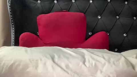 QUEEN online show from April 2026 10:48:02 PM