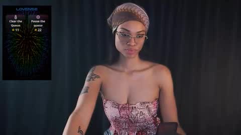 Snapshot of queendom_ing chatting on December 2024 07:06:01 PM Sweet Goddess online show from December 2024 07:06:01 PM