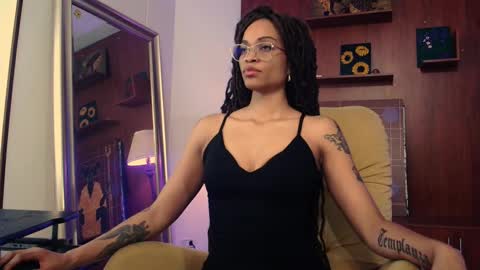 Snapshot of queendom_ing chatting on February 2025 01:21:02 AM Sweet Goddess online show from February 2025 01:21:02 AM