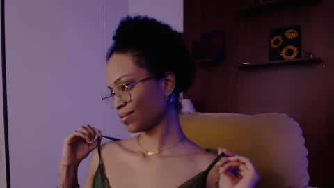 Snapshot of queendom_ing chatting on March 2025 10:43:02 AM Sweet Goddess online show from March 2025 10:43:02 AM