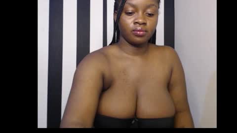 Snapshot of queenofalltest chatting on October 2025 01:18:01 AM Zoey online show from October 2025 01:18:01 AM