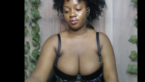 Snapshot of queenofalltest chatting on November 2025 12:16:01 PM Zoey online show from November 2025 12:16:01 PM