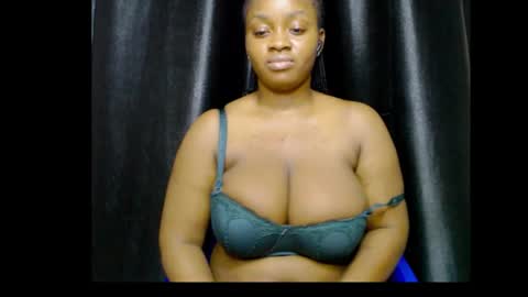 Snapshot of queenofalltest chatting on November 2025 10:42:01 PM Zoey online show from November 2025 10:42:01 PM