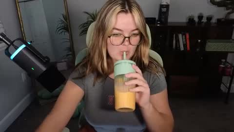 Snapshot of quervoqueen1 chatting on October 2025 02:42:02 AM Bri online show from October 2025 02:42:02 AM