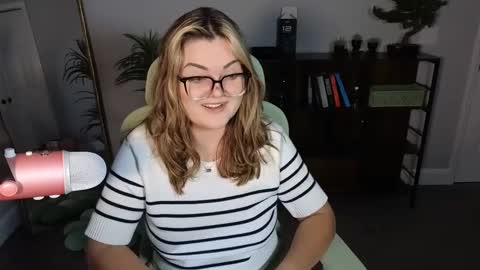 Snapshot of quervoqueen1 chatting on October 2025 01:48:02 AM Bri online show from October 2025 01:48:02 AM