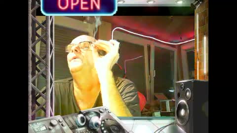 Snapshot of r_2d2_ chatting on January 2025 10:35:01 PM dj mike online show from January 2025 10:35:01 PM