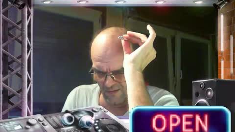 Snapshot of r_2d2_ chatting on February 2025 12:09:01 AM dj mike online show from February 2025 12:09:01 AM