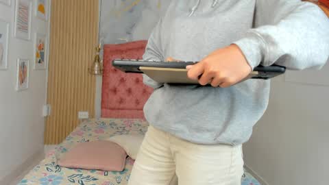 rachellesc online show from April 2026 12:13:01 PM