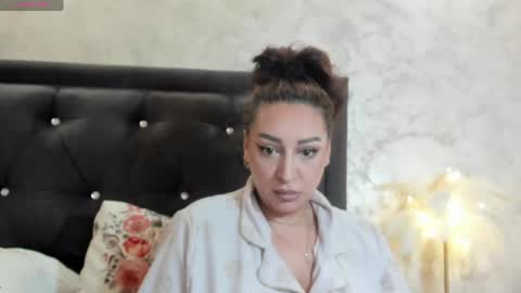 Snapshot of raelledarkstar chatting on April 2026 08:50:01 AM raelledarkstar online show from April 2026 08:50:01 AM