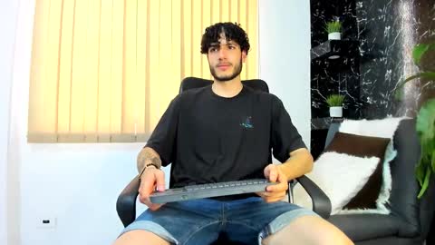 Snapshot of rafael_mendez chatting on November 2025 09:04:02 PM R A F A E L online show from November 2025 09:04:02 PM