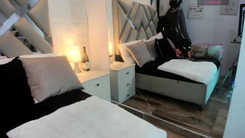 Raquel Moore  online show from October 2025 11:47:02 AM