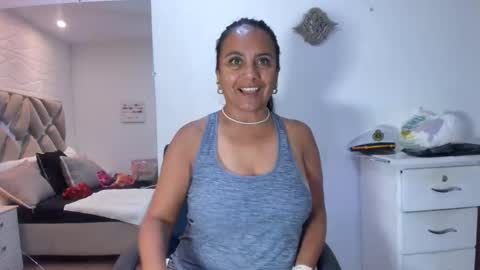 Raquel Moore  online show from December 2025 11:41:02 AM