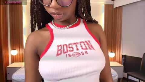Snapshot of raqueljones_ chatting on April 2026 11:50:02 AM Raquel online show from April 2026 11:50:02 AM