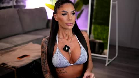 Snapshot of raquellevon chatting on April 2026 08:53:02 AM Raquelle online show from April 2026 08:53:02 AM
