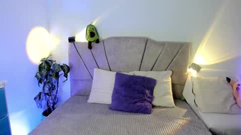 Snapshot of ravencollen chatting on November 2025 01:00:01 PM ravencollen online show from November 2025 01:00:01 PM