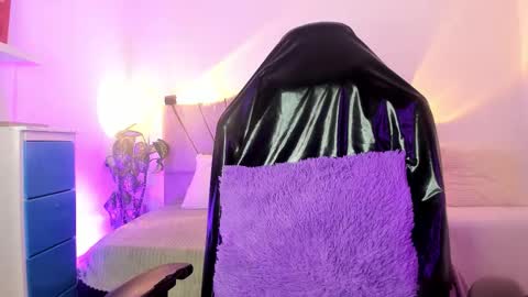 Snapshot of ravencollen chatting on November 2025 01:06:01 PM ravencollen online show from November 2025 01:06:01 PM